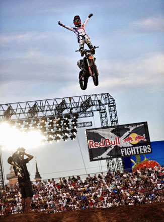 Red BullX-Fighters 2010 довел Красную Площадь до точки кипения (фотосессия)