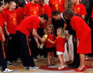 Сборная Испании вернулась домой (фотосессия)