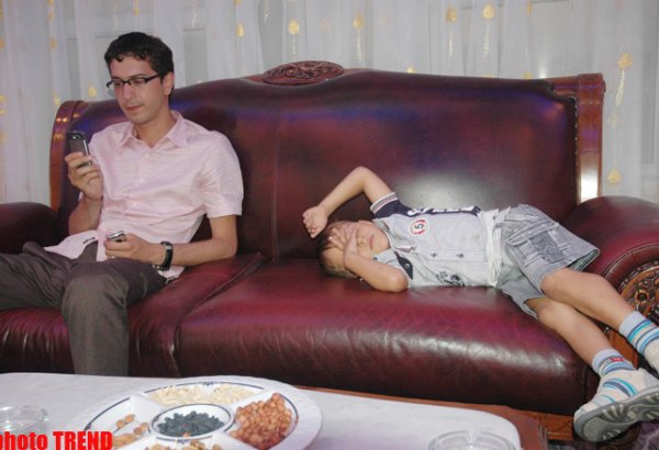 Прикол-тайм! Маленький Реван заставил телеведущего Идриса Джафарова "подвинуться" на диване (фотосессия)