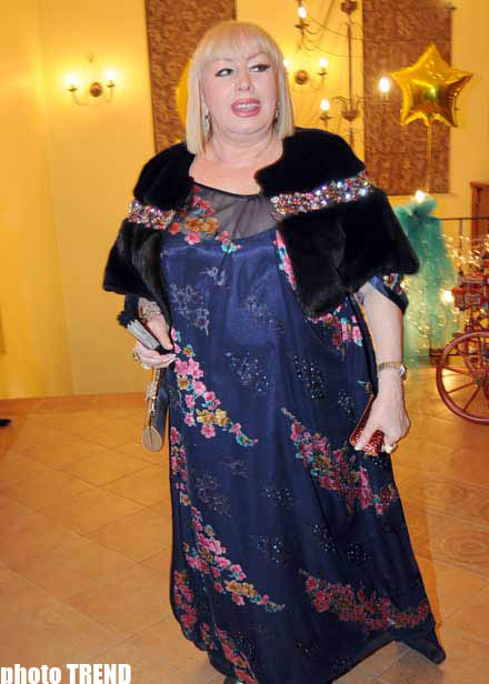 Трое телеведущих "бросили вызов" народной артистке Айгюн Кязимовой (фотосессия)