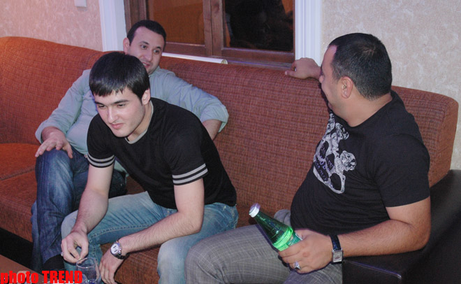 Прикол-тайм! Сметя все со стола, участники группы "Шерон" продолжили "кайфовать" (фотосессия)