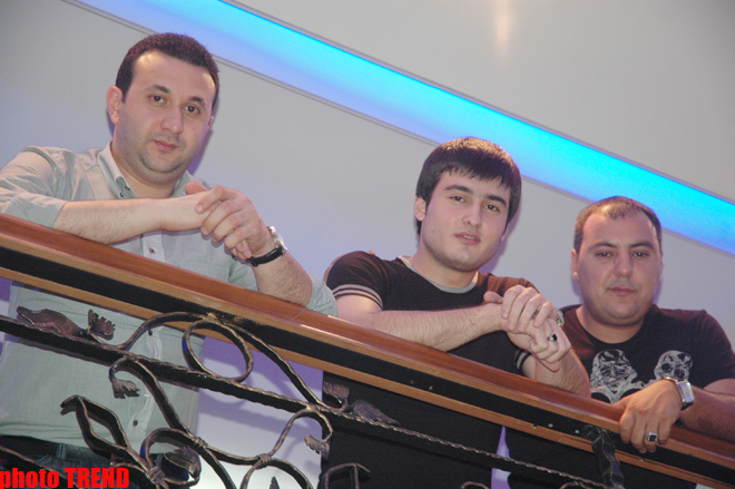 Прикол-тайм! Сметя все со стола, участники группы "Шерон" продолжили "кайфовать" (фотосессия)