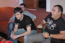 Прикол-тайм! Сметя все со стола, участники группы "Шерон" продолжили "кайфовать" (фотосессия)