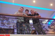 Прикол-тайм! Сметя все со стола, участники группы "Шерон" продолжили "кайфовать" (фотосессия)