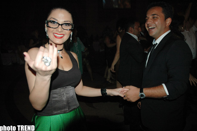 Женатый певец Аяз "на седьмом небе" в окружении двух дам (фотосессия)