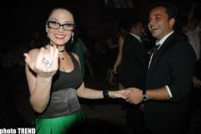 Женатый певец Аяз "на седьмом небе" в окружении двух дам (фотосессия)