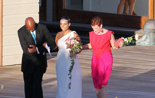 Алишия Кис вышла замуж за отца своего будущего ребенка (фотосессия)