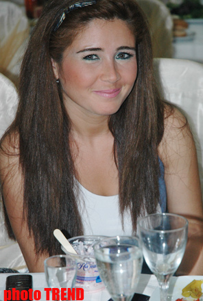 Одинокая и уставшая певица Эльнара (фотосессия)