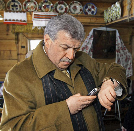 В мятых джинсах, пропахших бакинским люля-кебабом, и самолетной майке, ввалился в приемные покои главы правительства - Михаил Гусман