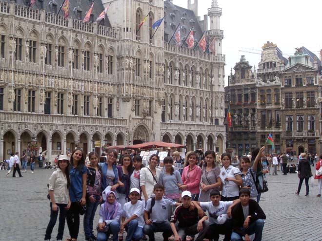 Азербайджанские школьники прогулялись по Европе (фотосессия)