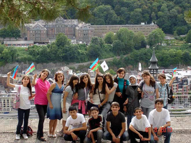 Азербайджанские школьники прогулялись по Европе (фотосессия)