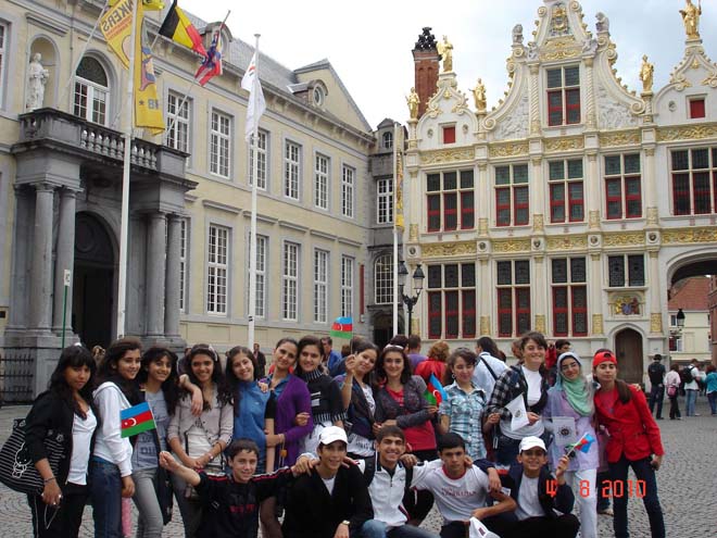 Азербайджанские школьники прогулялись по Европе (фотосессия)