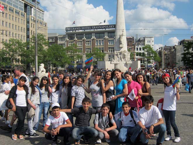 Азербайджанские школьники прогулялись по Европе (фотосессия)
