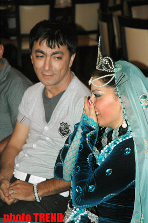 Прикол-тайм! Певец Аслан исподтишка подслушивает разговор Фатимы по телефону (фотосессия)