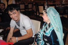 Прикол-тайм! Певец Аслан исподтишка подслушивает разговор Фатимы по телефону (фотосессия)