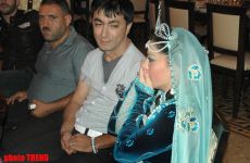 Прикол-тайм! Певец Аслан исподтишка подслушивает разговор Фатимы по телефону (фотосессия)