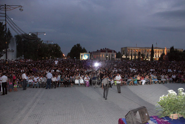 Певица Ройа Айхан "изменила" мужу в Евлахе (фотосессия)