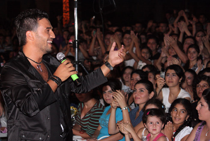 Певица Ройа Айхан "изменила" мужу в Евлахе (фотосессия)