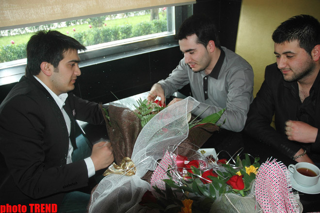 Прикол-тайм! Проворные пальчики ясновидящего и певца Абдул Халида (фотосессия)