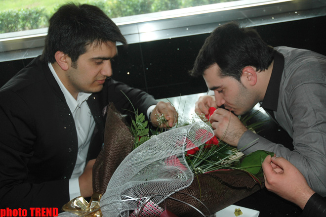 Прикол-тайм! Проворные пальчики ясновидящего и певца Абдул Халида (фотосессия)