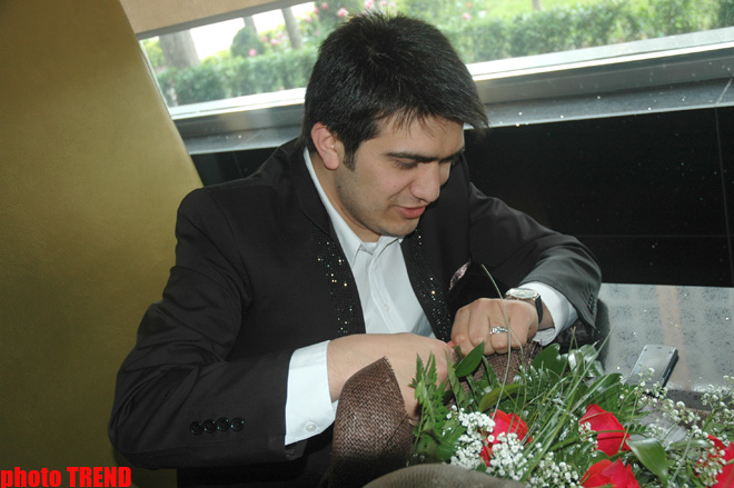 Прикол-тайм! Проворные пальчики ясновидящего и певца Абдул Халида (фотосессия)