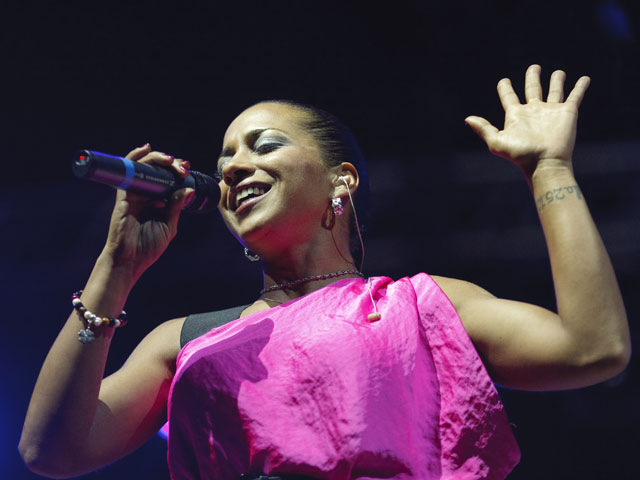 ВИЧ-инфицированную солистку No Angels приговорили к условному лишению свободы