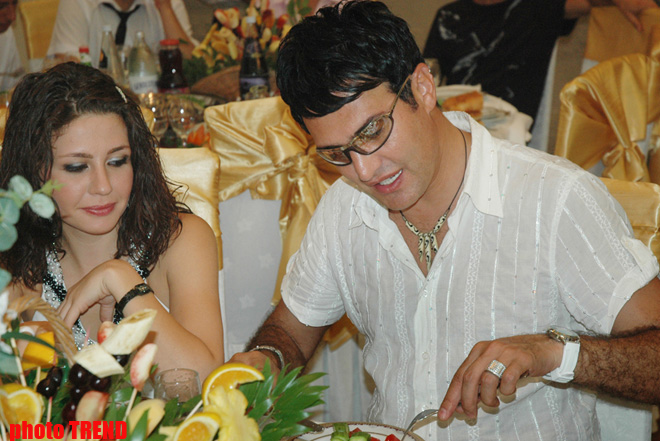 Прикол- тайм! Басня Крылова про ворону с сыром и лису - певец Надир Гафарзаде с незнакомкой (фотосессия)