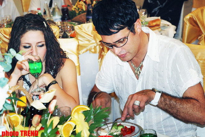 Прикол- тайм! Басня Крылова про ворону с сыром и лису - певец Надир Гафарзаде с незнакомкой (фотосессия)