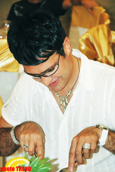 Прикол- тайм! Басня Крылова про ворону с сыром и лису - певец Надир Гафарзаде с незнакомкой (фотосессия)