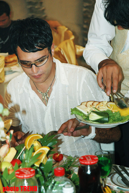 Прикол- тайм! Басня Крылова про ворону с сыром и лису - певец Надир Гафарзаде с незнакомкой (фотосессия)