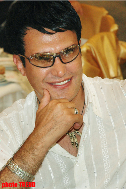 Прикол- тайм! Басня Крылова про ворону с сыром и лису - певец Надир Гафарзаде с незнакомкой (фотосессия)