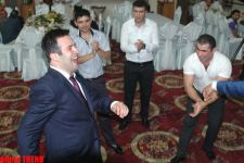 Драйв! Певец Эльнур кайфует с ребятами из баладжарской "мехелля" (фотосессия)