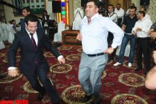 Драйв! Певец Эльнур кайфует с ребятами из баладжарской "мехелля" (фотосессия)