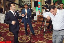 Драйв! Певец Эльнур кайфует с ребятами из баладжарской "мехелля" (фотосессия)