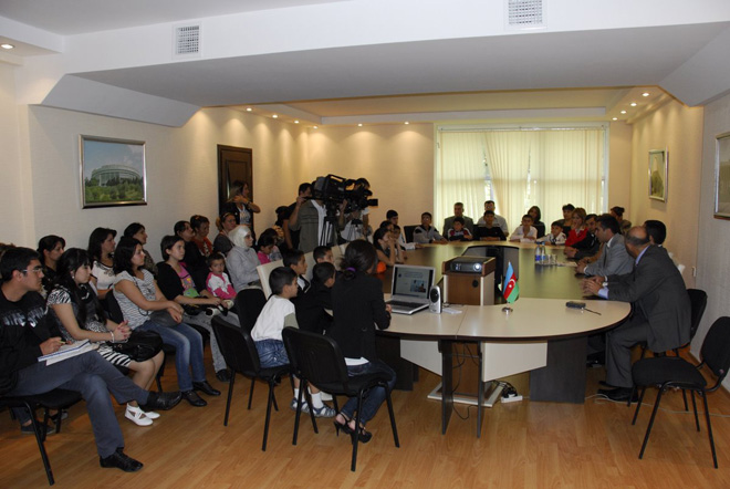 Азербайджанским детям, больным сахарным диабетом, розданы лекарственные препараты (фотосессия)