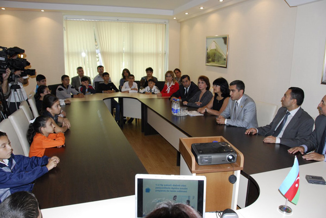 Азербайджанским детям, больным сахарным диабетом, розданы лекарственные препараты (фотосессия)