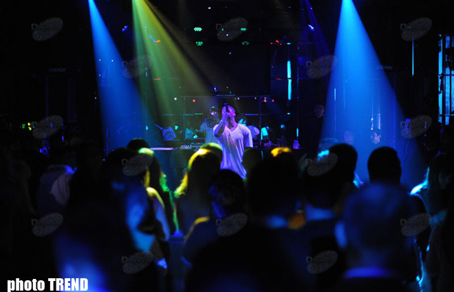 Панибратское поведение рэппера Джа Рула в Баку (фотосессия)