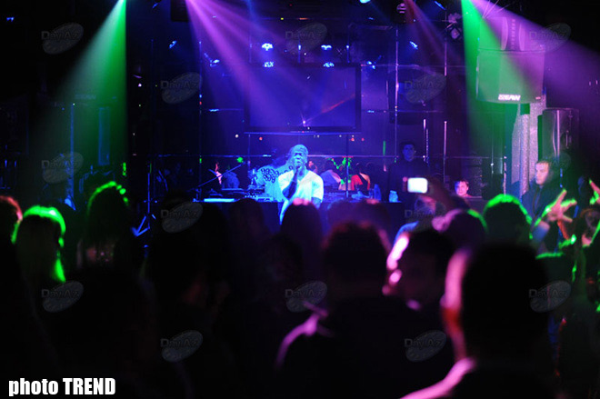 Панибратское поведение рэппера Джа Рула в Баку (фотосессия)