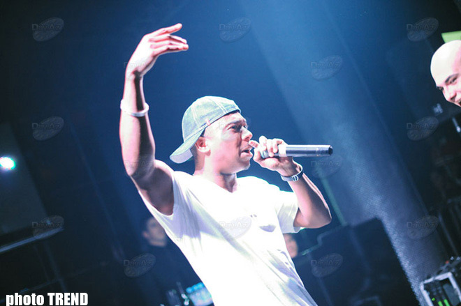 Панибратское поведение рэппера Джа Рула в Баку (фотосессия)