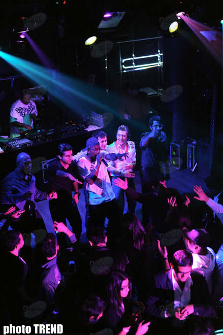 Панибратское поведение рэппера Джа Рула в Баку (фотосессия)