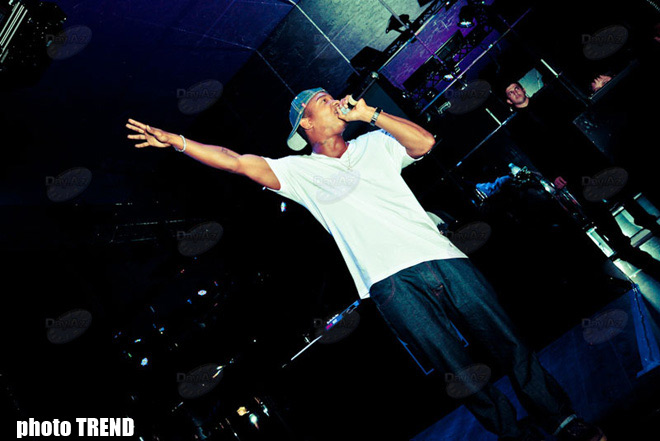 Панибратское поведение рэппера Джа Рула в Баку (фотосессия)