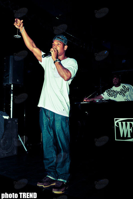 Панибратское поведение рэппера Джа Рула в Баку (фотосессия)