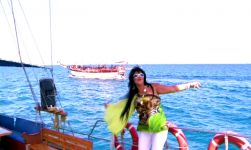 Назпери Досталиева  очаровала турецкого певца (фотосессия)