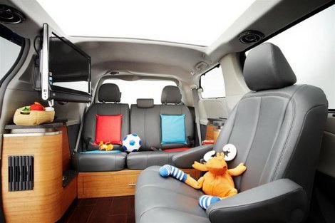 Компания Toyota построила лимузин на базе минивэна (фотосессия)