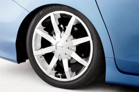 Компания Toyota построила лимузин на базе минивэна (фотосессия)