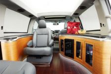 Компания Toyota построила лимузин на базе минивэна (фотосессия)