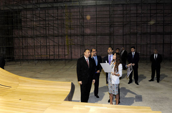 Президент Азербайджана Ильхам Алиев ознакомился с ходом строительных работ в Центре Гейдара Алиева (ФОТО)