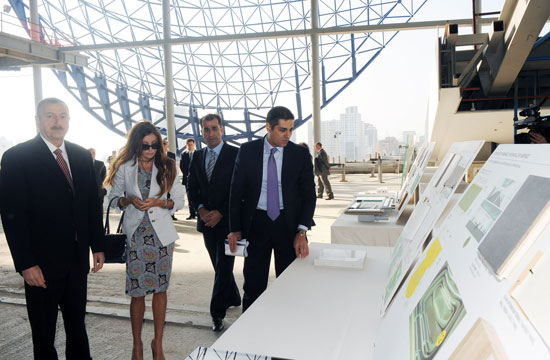 Президент Азербайджана Ильхам Алиев ознакомился с ходом строительных работ в Центре Гейдара Алиева (ФОТО)