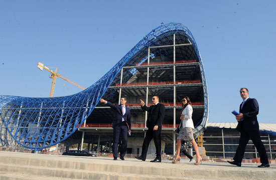 Президент Азербайджана Ильхам Алиев ознакомился с ходом строительных работ в Центре Гейдара Алиева (ФОТО)