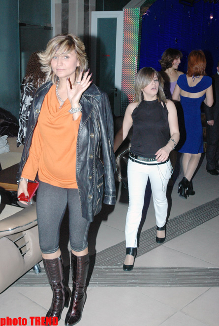 Папарацци! Руководитель группы "Кристалл" Медина "Ангел" не нашла места для укрытия (фотосессия)